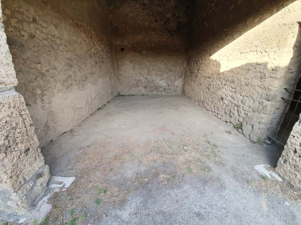 IX.2.27 Pompeii. September 2019. Looking east through doorway into triclinium in north-east corner.
Foto Annette Haug, ERC Grant 681269 DÉCOR.