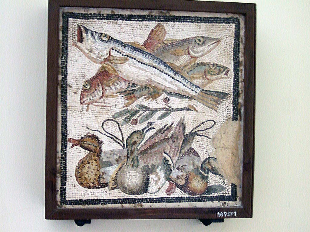 IX.2.27 Pompeii. Mosaic of ducks and fish found in a cubiculum on the east side of the atrium.
This was the emblema in the centre of a black and white mosaic.
Now in Naples Archaeological Museum, inventory number 109371.