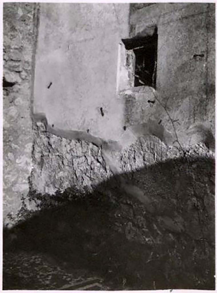 IX.2.27 Pompeii. Pre-1943. Photo by Tatiana Warscher.
Window in south wall of cubiculum, which gave light to the understairs area.
See Warscher, T. Codex Topographicus Pompeianus, IX.2. (1943), Swedish Institute, Rome. (no.141.), p. 265.