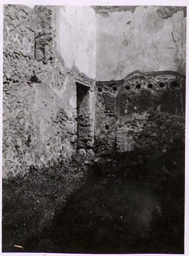 IX.2.27 Pompeii. Pre-1943. Photo by Tatiana Warscher.
Looking towards north-east corner and doorway to room under stairs.
See Warscher, T. Codex Topographicus Pompeianus, IX.2. (1943), Swedish Institute, Rome. (no.142.), p. 266.