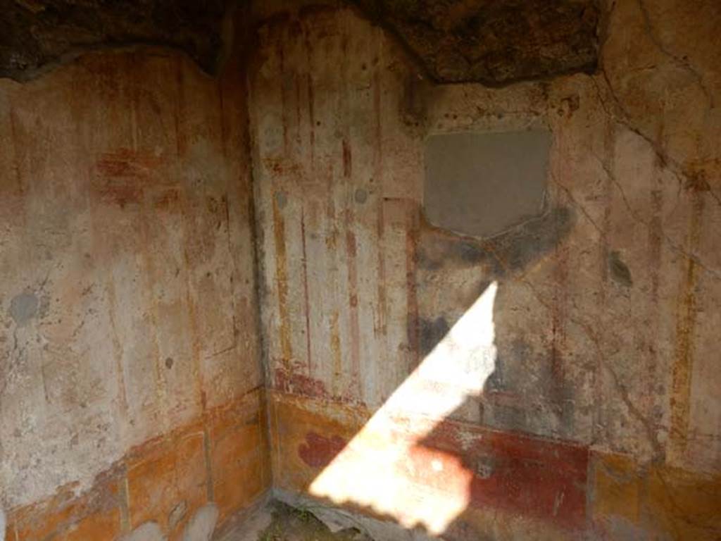 IX.3.5 Pompeii. May 2015. Room 19, looking towards north-west corner of recess.
Photo courtesy of Buzz Ferebee.