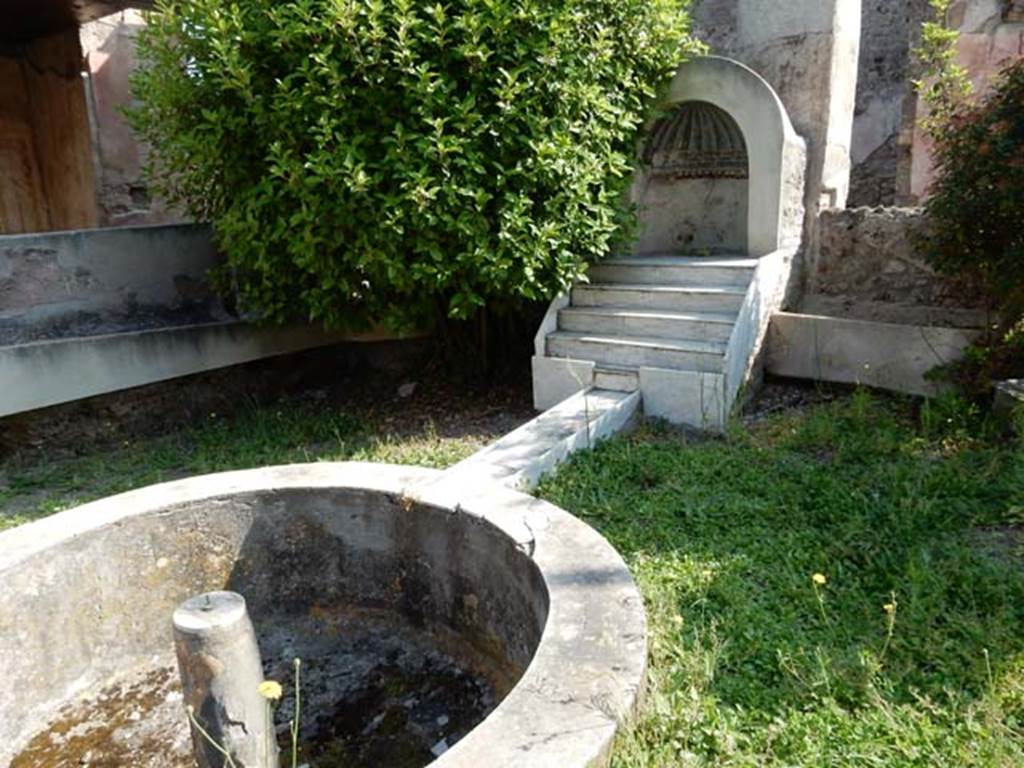 IX.3.5 Pompeii. May 2015. Room 26, garden area, with fountain, steps for waterfall and circular pool with jet. Photo courtesy of Buzz Ferebee.