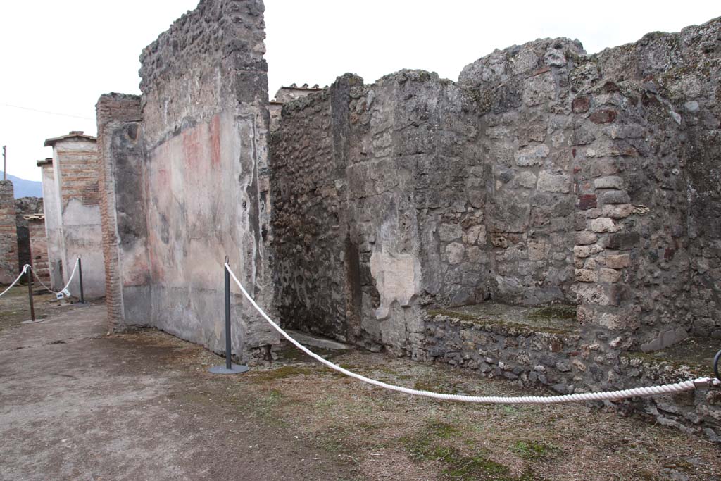 IX.3.5 Pompeii. October 2020.
Room 32, west wall of tablinum, and corridor on west side of tablinum on west side of secondary atrium. Photo courtesy of Klaus Heese.