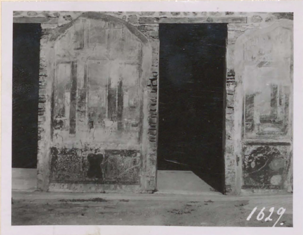 IX.3.5 Pompeii. Pre-1943. Looking towards north wall of atrium.
Doorway to room 4, on left, doorway to room 5, centre right.
According to Warscher – this photo shows the remains of IV Style decoration on north wall.
(Resti della decorazione del IV stile sulla parete nord dell’atrio.)
See Warscher, T. 1942. Catalogo illustrato degli affreschi del Museo Nazionale di Napoli. Sala LXXXII. Vol.4. Rome, Swedish Institute.