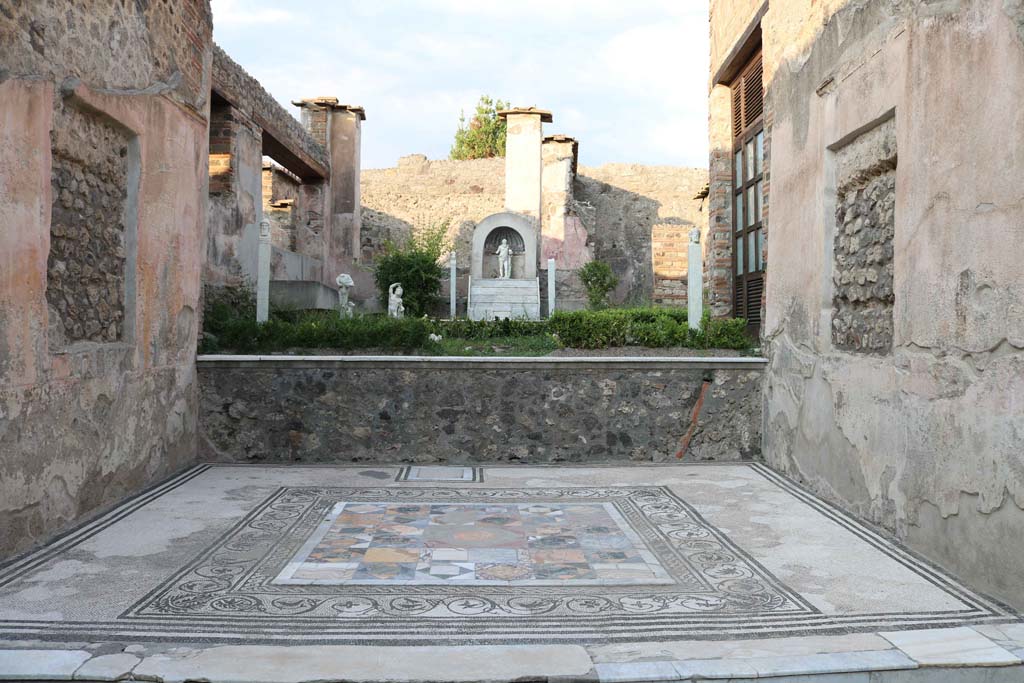 IX.3.5 Pompeii. September 2018.
Room 12, looking east across tablinum, towards raised garden at rear. Photo courtesy of Aude Durand.