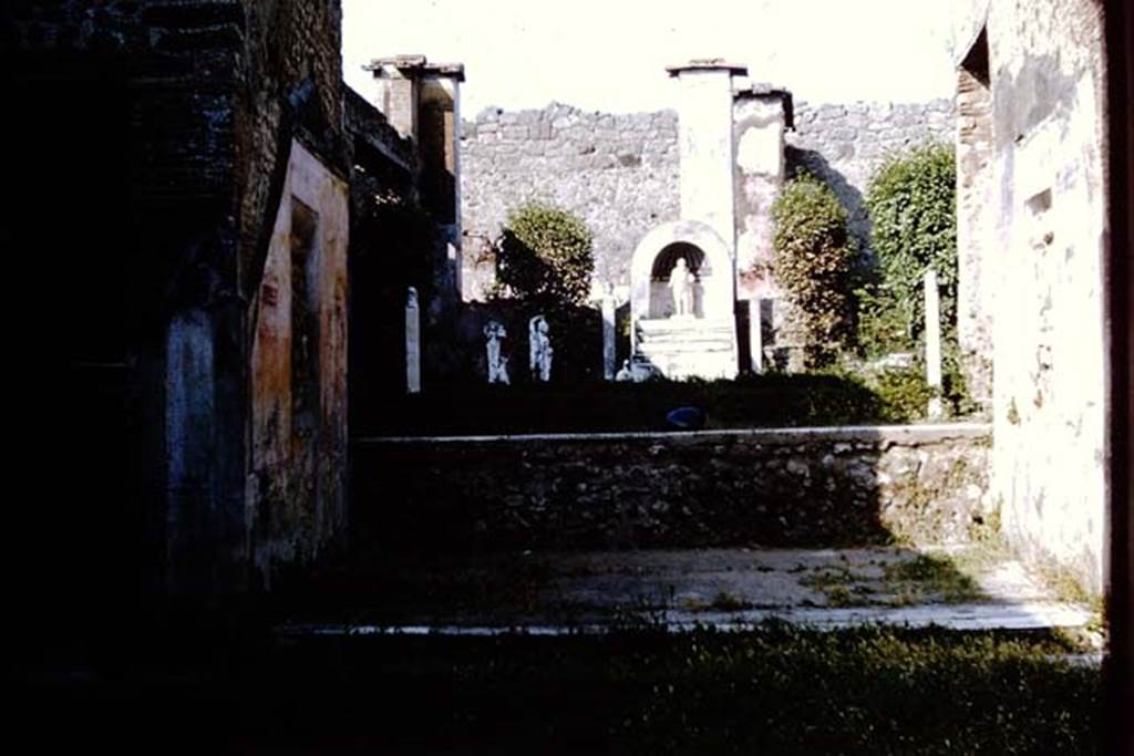 IX.3.5 Pompeii. 1964. Room 12, looking east across tablinum to garden area. Photo by Stanley A. Jashemski.
Source: The Wilhelmina and Stanley A. Jashemski archive in the University of Maryland Library, Special Collections (See collection page) and made available under the Creative Commons Attribution-Non Commercial License v.4. See Licence and use details.
J64f1581