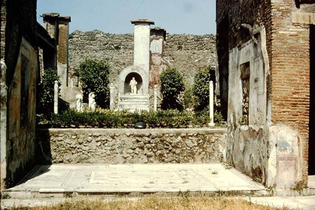 IX.3.5 Pompeii. 1957. Room 12, looking east across tablinum to garden area. Photo by Stanley A. Jashemski.
Source: The Wilhelmina and Stanley A. Jashemski archive in the University of Maryland Library, Special Collections (See collection page) and made available under the Creative Commons Attribution-Non Commercial License v.4. See Licence and use details.
J57f0468
