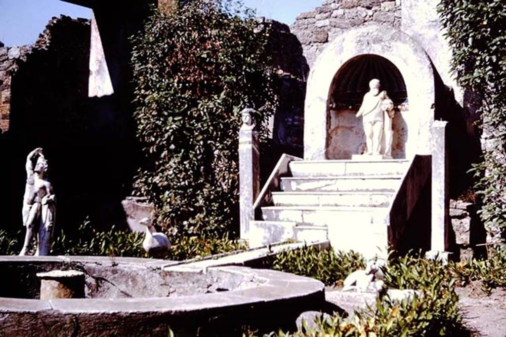 IX.3.5 Pompeii. 1966. Looking north-east across pool in garden area. Photo by Stanley A. Jashemski.
Source: The Wilhelmina and Stanley A. Jashemski archive in the University of Maryland Library, Special Collections (See collection page) and made available under the Creative Commons Attribution-Non Commercial License v.4. See Licence and use details.
J66f1019