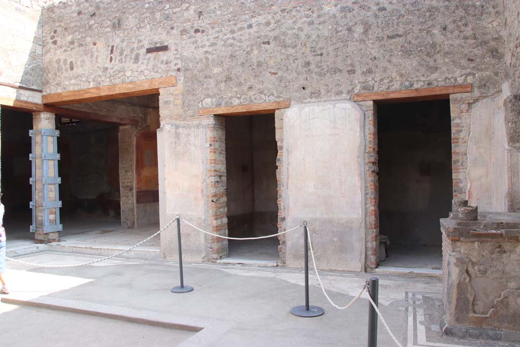 IX.3.5 Pompeii. September 2017.
Looking south across atrium to doorways of room 14 and 13, on left. 15 in centre, and 16 on right.
Photo courtesy of Klaus Heese.