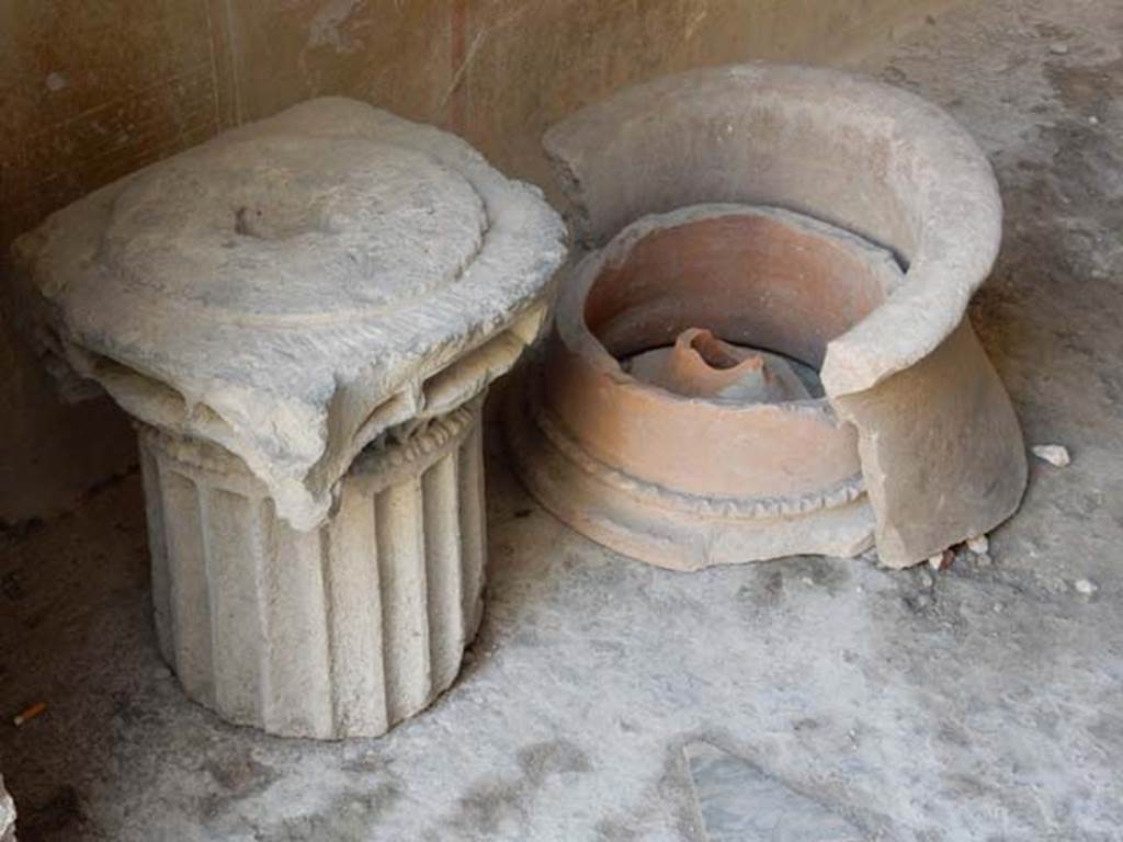 IX.3.5 Pompeii. May 2015. Room 16, items on display in north-east corner.
Photo courtesy of Buzz Ferebee.