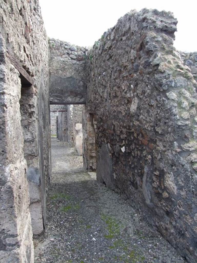 IX.3.15 Pompeii. March 2009. Looking south along room 7, to atrium. Doorway to room 8 is to the left. Doorway to room 5 is on the right.