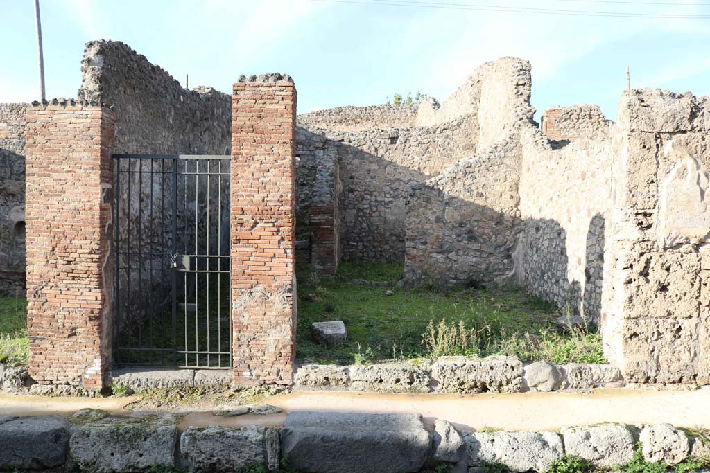 IX.3.15, on left, and IX.3.16, on right, Pompeii. December 2018.
Looking north to entrance doorways, Photo courtesy of Aude Durand.