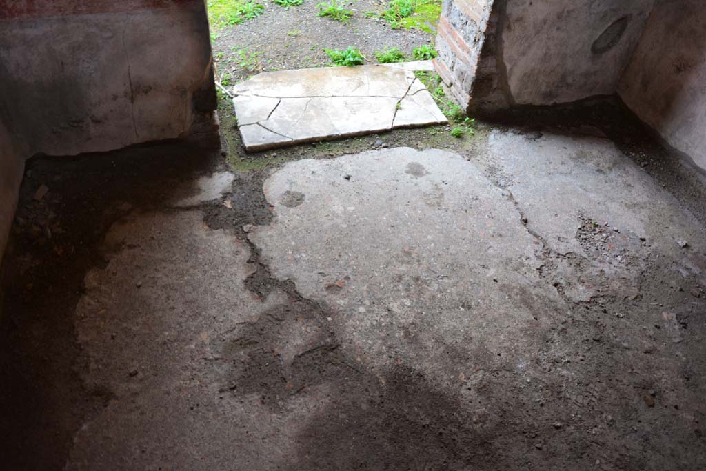 IX.5.11 Pompeii. March 2017. Room f, flooring, looking east towards doorway to atrium b.
Foto Christian Beck, ERC Grant 681269 DÉCOR.