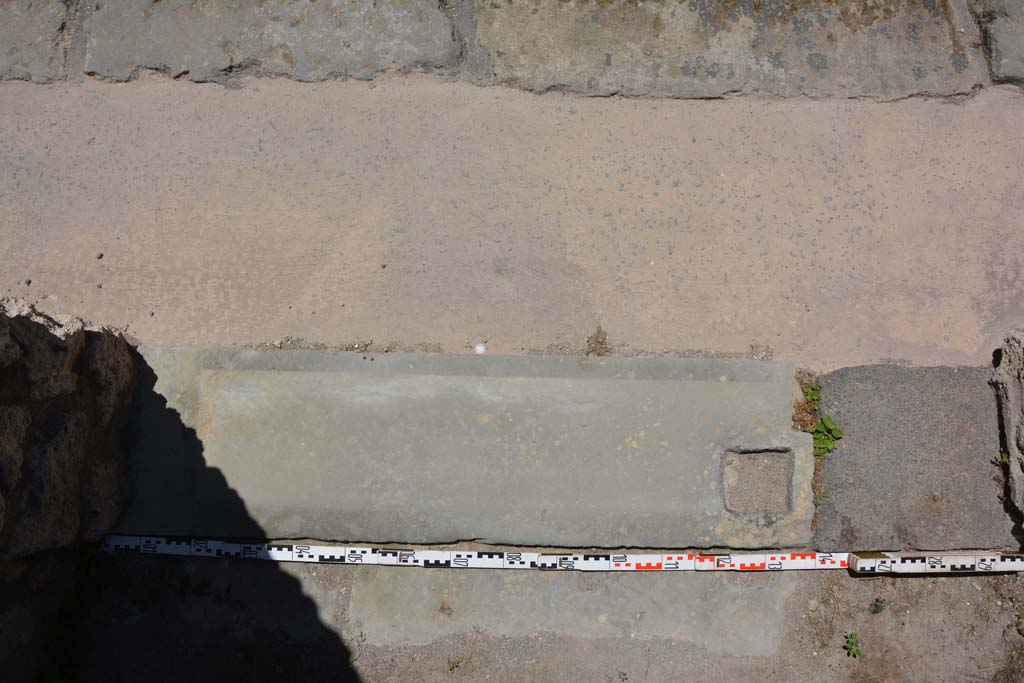 IX.5.18 Pompeii. May 2017. Room “q”, detail of doorway threshold at IX.5.21, on west side of corridor “q”.
Foto Christian Beck, ERC Grant 681269 DÉCOR.