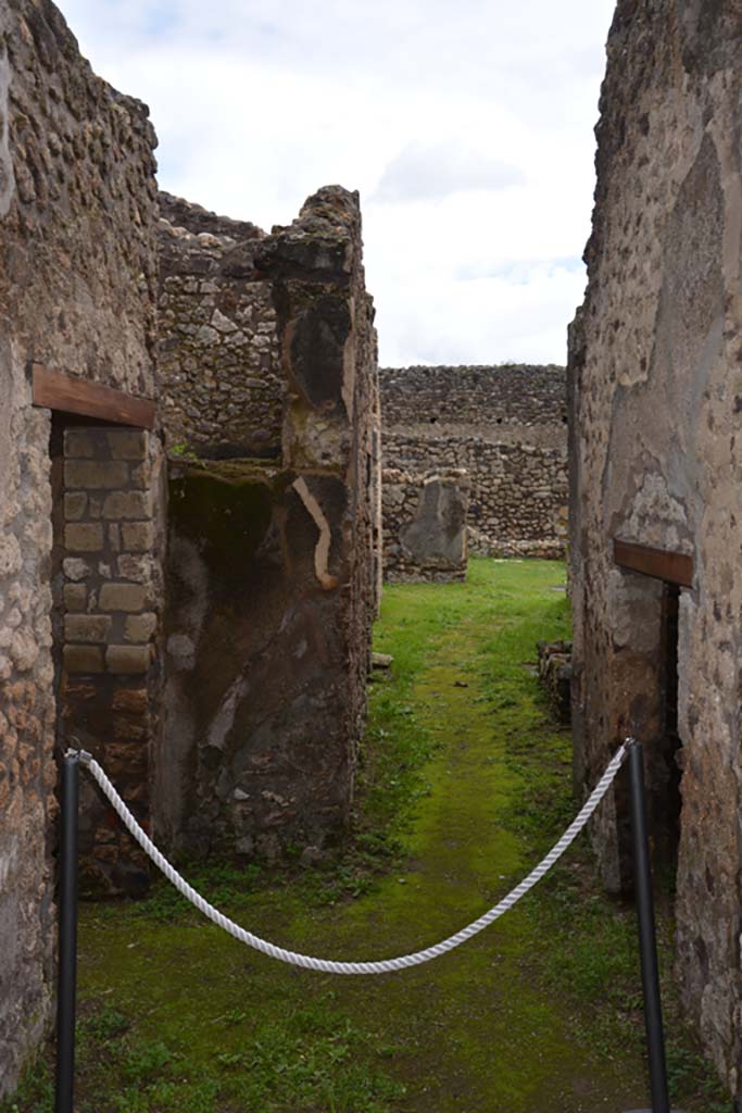 IX.5.18 Pompeii. March 2018.
Corridor “q”, looking east from entrance doorway at IX.5.21, with room “t”, on left, and room “v”, on right.
Foto Annette Haug, ERC Grant 681269 DÉCOR