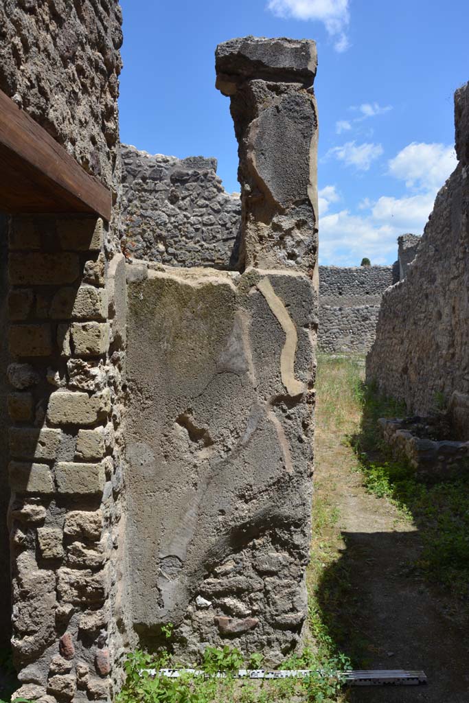 IX.5.18 Pompeii. May 2017.
Room “q”, looking east from outside doorway to room “t”, towards window in room “s”.
Foto Christian Beck, ERC Grant 681269 DÉCOR.
