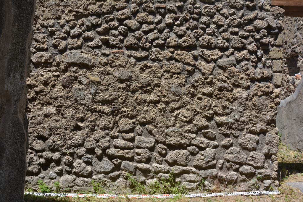 IX.5.18 Pompeii. May 2017. Room “q”, looking north to wall on west side of doorway to room “s”, on right.
Foto Christian Beck, ERC Grant 681269 DÉCOR.