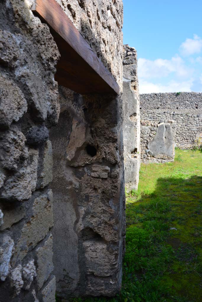 IX.5.18 Pompeii. March 2017.
Corridor q, looking east towards atrium from doorway to room s, on left.
Foto Christian Beck, ERC Grant 681269 DÉCOR.