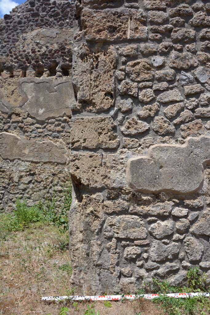 IX.5.18 Pompeii. May 2017.
Room “q”, looking north to doorway to room “r”, on left, and wall on its east side.
Foto Christian Beck, ERC Grant 681269 DÉCOR.