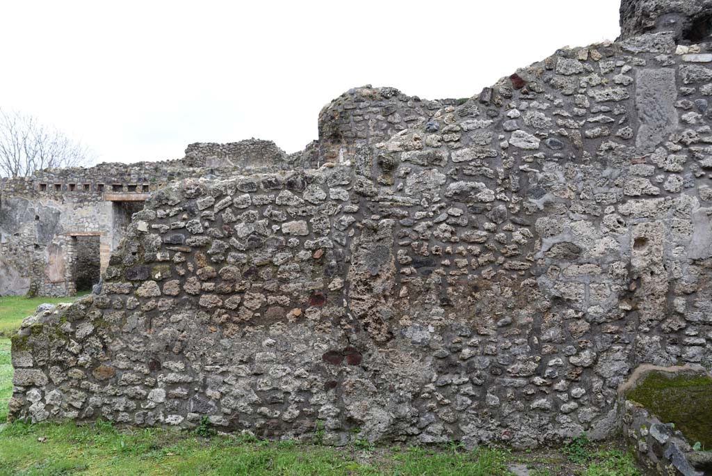 IX.5.18 Pompeii. March 2018. Corridor “q”, looking south to wall at east end, with doorway, on right, near area “z”.
Foto Annette Haug, ERC Grant 681269 DÉCOR