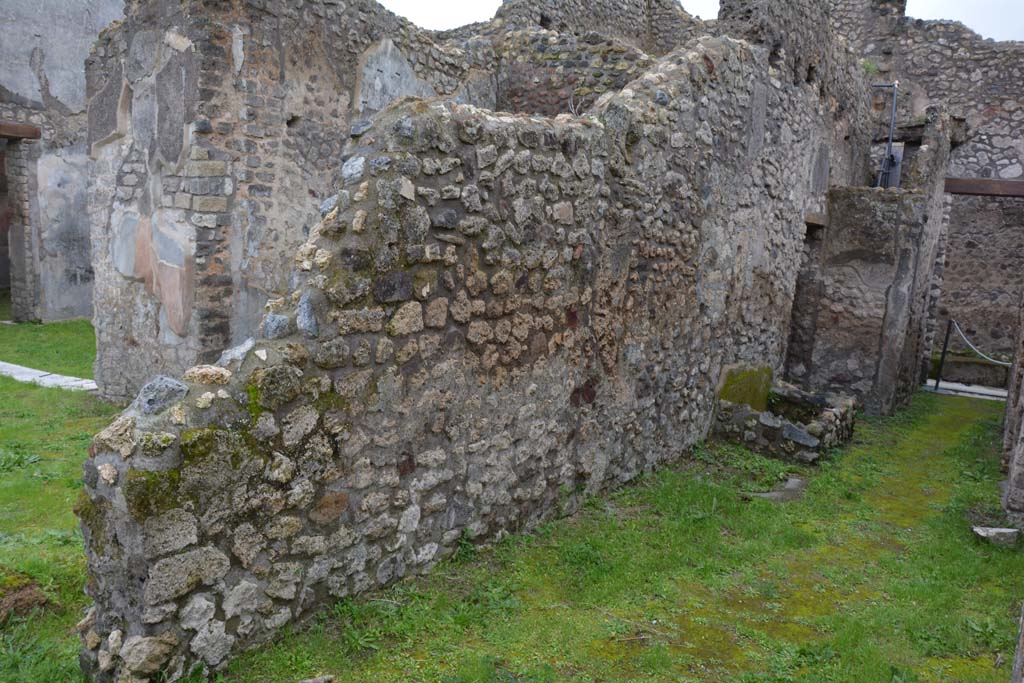 IX.5.18 Pompeii. March 2018. Corridor “q”, looking west along south wall from entrance near area “z”, on left.
Foto Annette Haug, ERC Grant 681269 DÉCOR