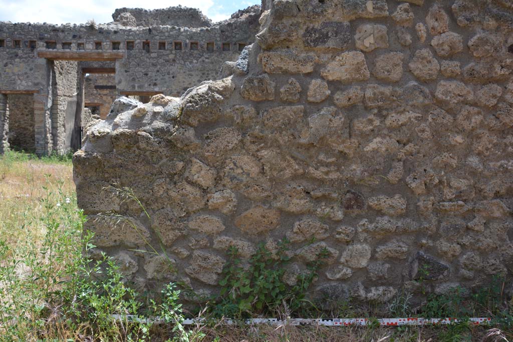 IX.5.18 Pompeii. May 2017. Room “q”, looking south to wall at east end, near area “z”.
Foto Christian Beck, ERC Grant 681269 DÉCOR.