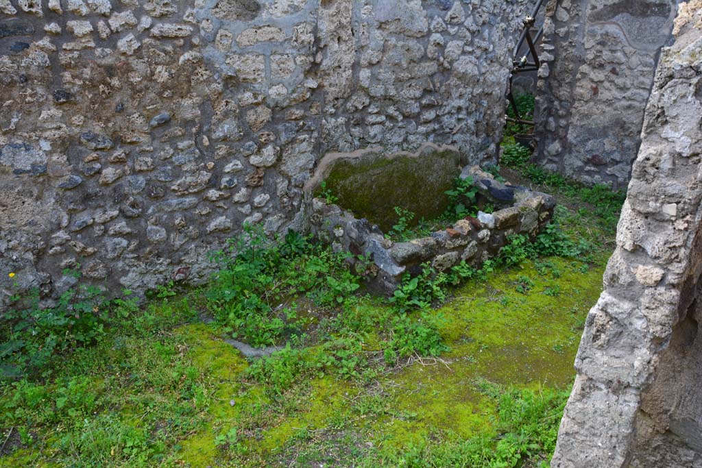 IX.5.18 Pompeii. March 2017.
Corridor “q”, looking towards south wall, with masonry tub/basin and cistern-mouth at “w”, on the plan.
Foto Christian Beck, ERC Grant 681269 DÉCOR.