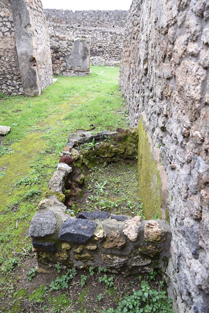 IX.5.18 Pompeii. March 2018. Corridor “q”, looking east across tub/basin against south wall.
Foto Annette Haug, ERC Grant 681269 DÉCOR