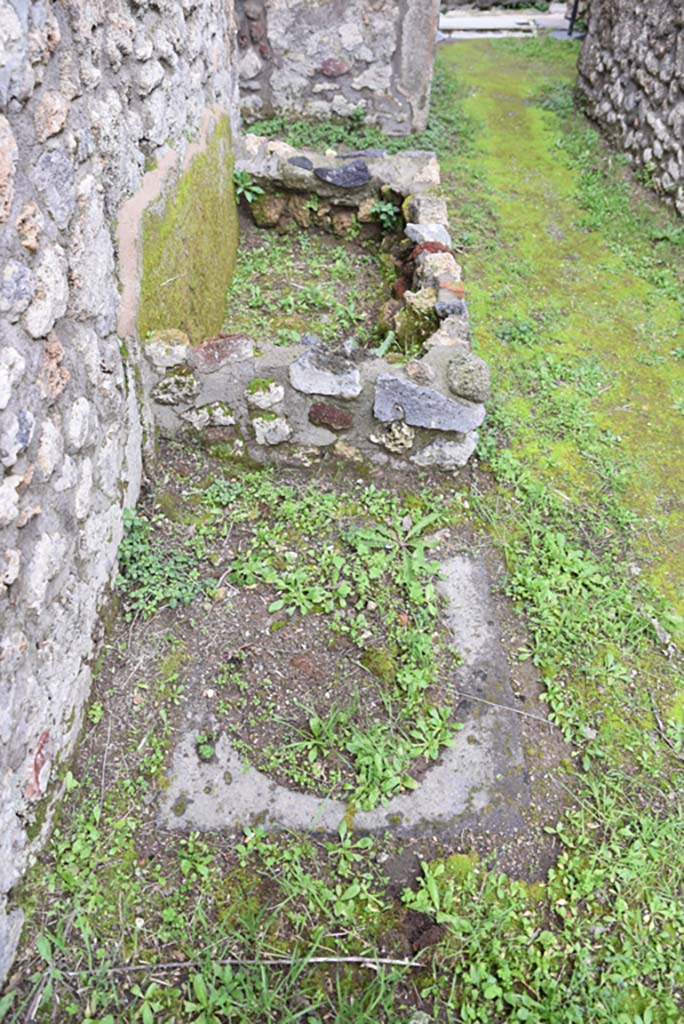 IX.5.18 Pompeii. March 2018. Corridor “q”, cistern mouth “w” and tub/basin, looking west.
Foto Annette Haug, ERC Grant 681269 DÉCOR