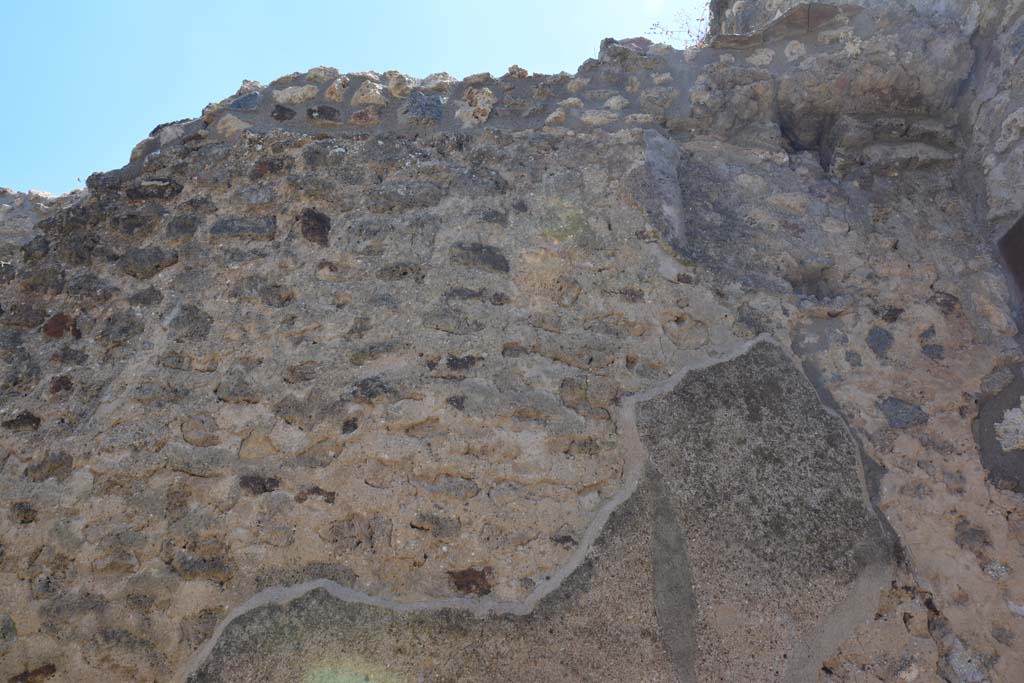 IX.5.18 Pompeii. May 2017. Room “q”, looking towards upper south wall, and stucco above doorway to room “v”.
Foto Christian Beck, ERC Grant 681269 DÉCOR.