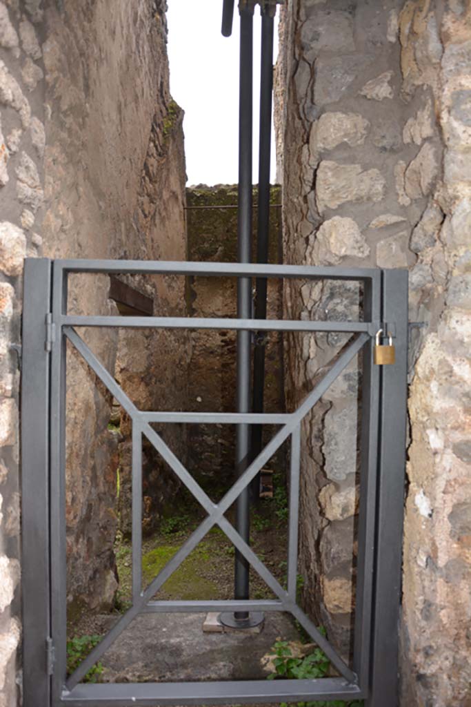 IX.5.18 Pompeii. March 2018.
Room “v”, looking east along room behind site of stairs at IX.5.20, with doorway from corridor “q” in north wall.
Foto Annette Haug, ERC Grant 681269 DÉCOR.
