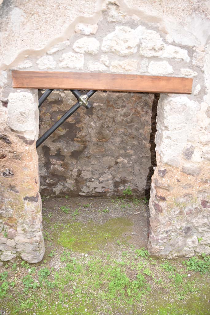 IX.5.18 Pompeii. March 2018. Room “v”, doorway in south wall of corridor “q”.
Foto Annette Haug, ERC Grant 681269 DÉCOR.
