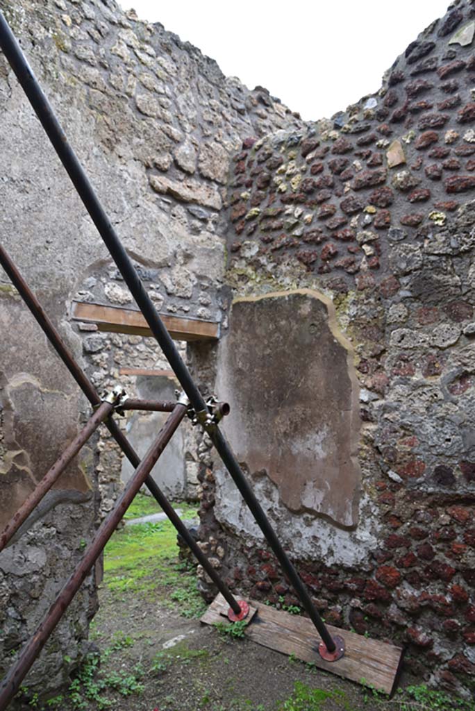 IX.5.18 Pompeii. March 2018.
Room “u”, north-east corner, with doorway in north wall into corridor “q”.
Foto Annette Haug, ERC Grant 681269 DÉCOR.