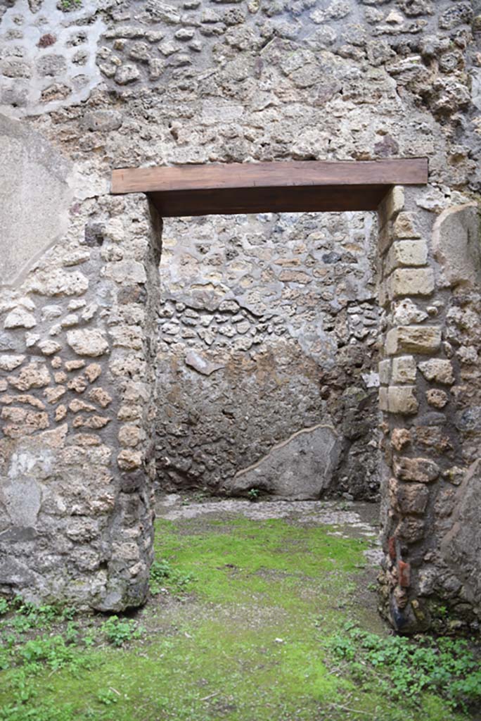 IX.5.18 Pompeii. March 2018. Room “t”, looking north through doorway from corridor “q”.
Foto Annette Haug, ERC Grant 681269 DÉCOR.