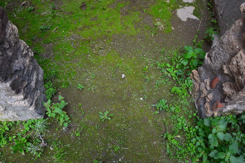 IX.5.18 Pompeii. March 2017. Room s, looking north through lower doorway from corridor q.
Foto Christian Beck, ERC Grant 681269 DÉCOR.