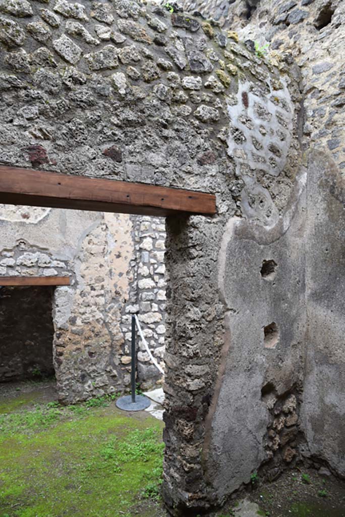 IX.5.18 Pompeii. March 2018. Room “t”, south wall and south-west corner.
Foto Annette Haug, ERC Grant 681269 DÉCOR.