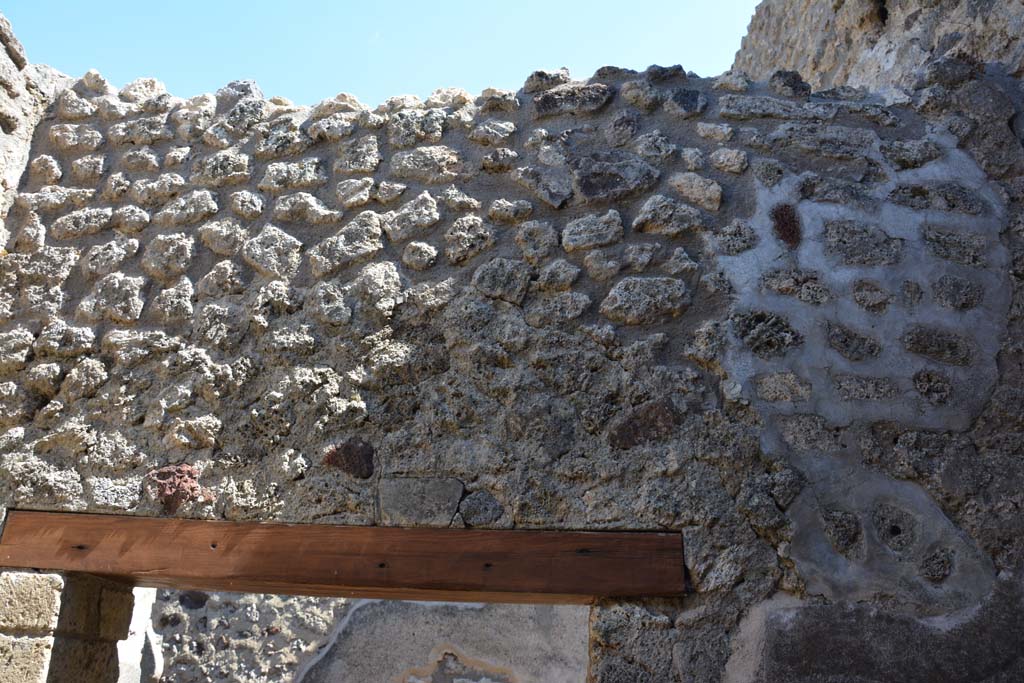 IX.5.18 Pompeii. May 2017. Room “t”, upper south wall above doorway to corridor “q”.
Foto Christian Beck, ERC Grant 681269 DÉCOR.