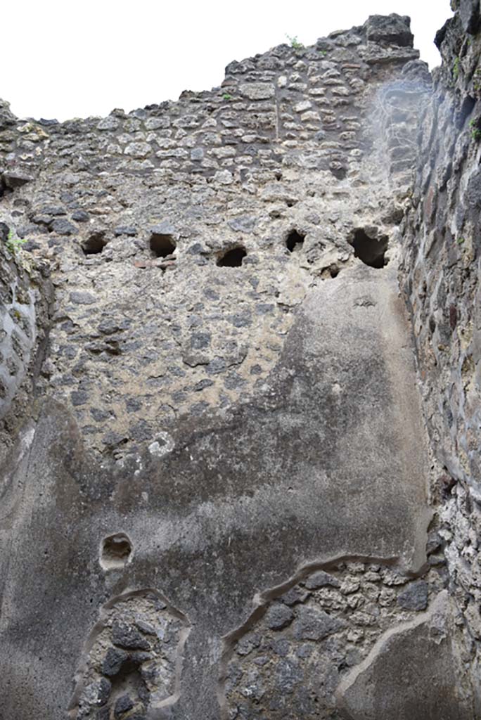IX.5.18 Pompeii. March 2018.
Room “t”, upper west wall with holes for support beams for an upper floor.
Foto Annette Haug, ERC Grant 681269 DÉCOR.