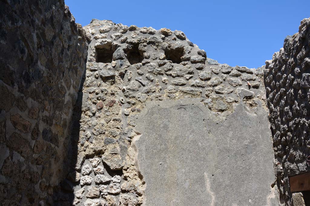 IX.5.18 Pompeii. May 2017. Room t, looking towards upper east wall.
Foto Christian Beck, ERC Grant 681269 DÉCOR.