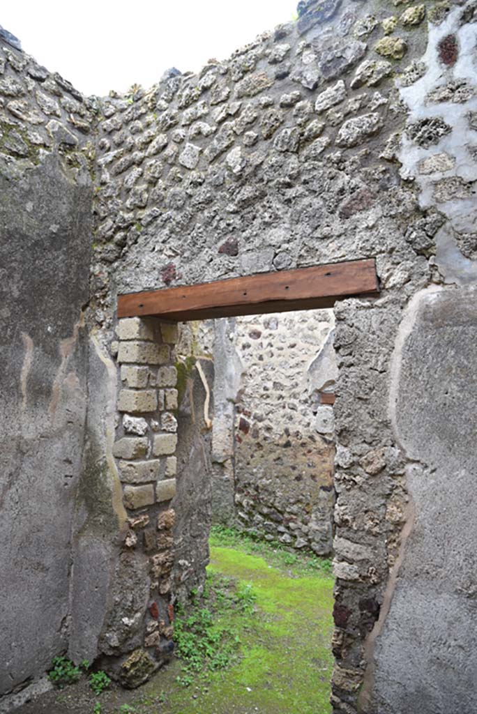 IX.5.18 Pompeii. March 2018. Room “t”, south wall with doorway to corridor “q”.
Foto Annette Haug, ERC Grant 681269 DÉCOR.