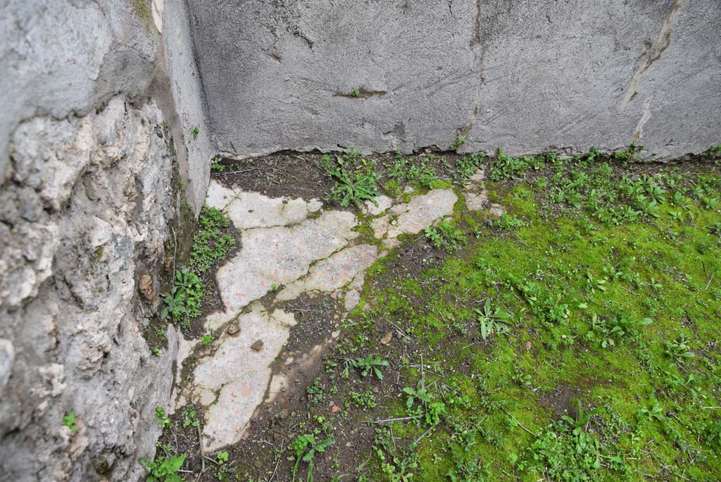 IX.5.18 Pompeii. March 2018. Room “s”, north-east corner with remains of flooring.
Foto Annette Haug, ERC Grant 681269 DÉCOR.
