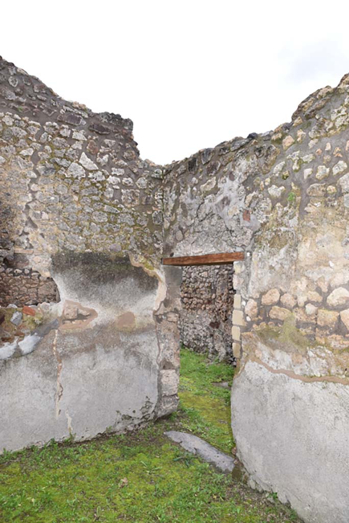 IX.5.18 Pompeii. March 2018. Room “s”, south-east corner and doorway to corridor “q”.
Foto Annette Haug, ERC Grant 681269 DÉCOR.