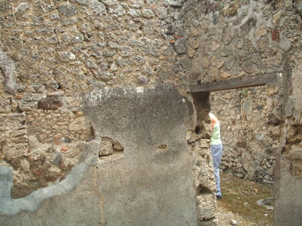 IX.5.18 Pompeii. May 2005. Room s, east wall of room, looking through doorway into corridor q.