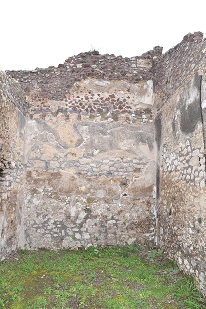 IX.5.18 Pompeii. March 2018. Room “r”, looking towards north wall from corridor “q”.
Foto Annette Haug, ERC Grant 681269 DÉCOR.