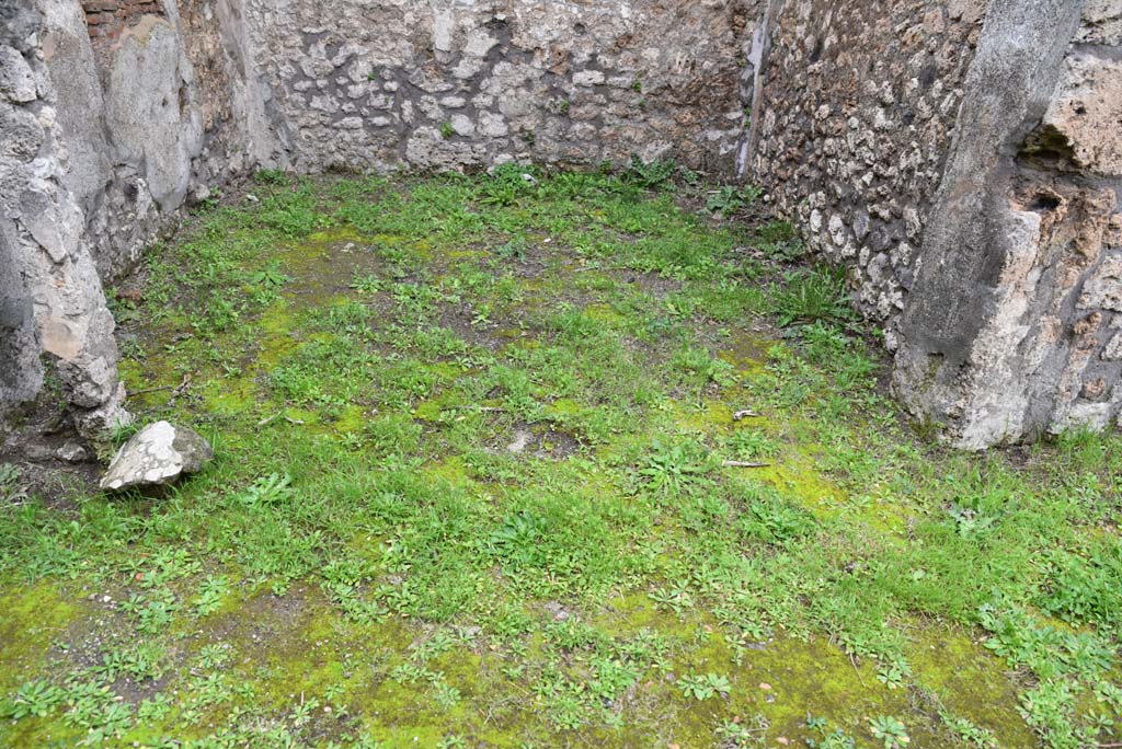IX.5.18 Pompeii. March 2018. Room “r”, looking north across flooring from corridor “q”.
Foto Annette Haug, ERC Grant 681269 DÉCOR.