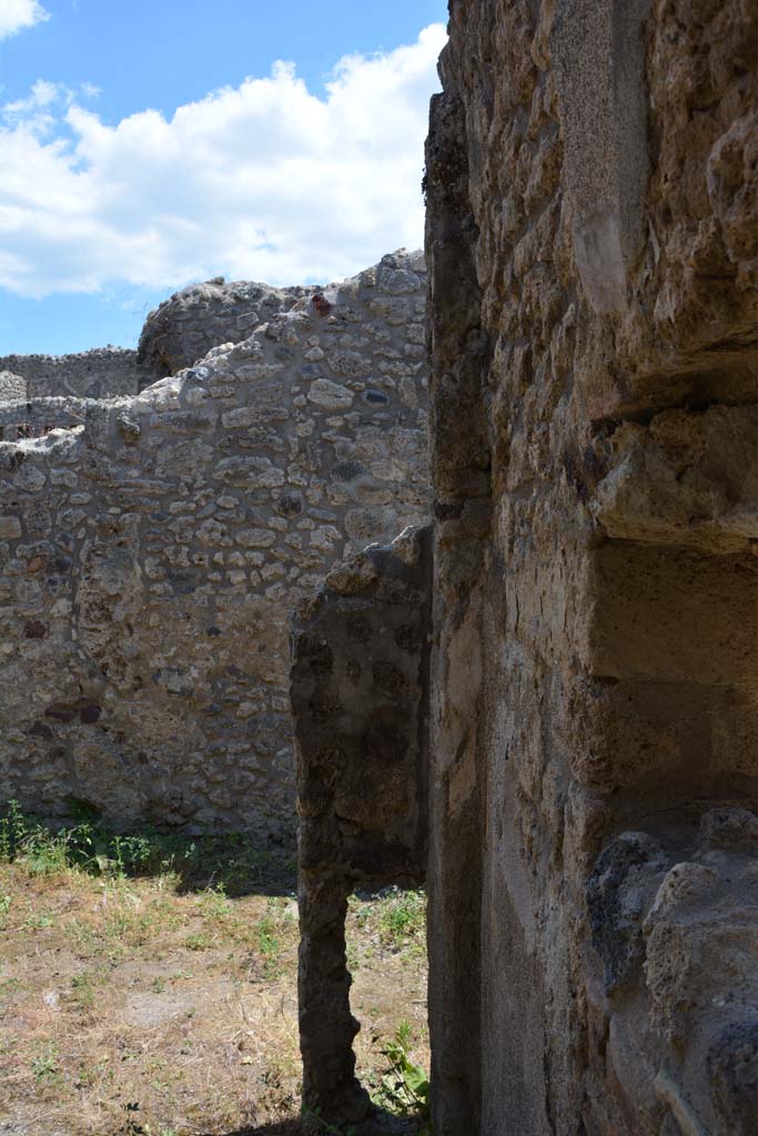 IX.5.18 Pompeii. May 2017. Room r, looking south along west wall towards south-west corner
Foto Christian Beck, ERC Grant 681269 DÉCOR.
