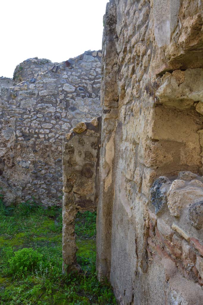 IX.5.18 Pompeii. March 2017. Room r, looking south along west wall towards south-west corner.
Foto Christian Beck, ERC Grant 681269 DÉCOR.