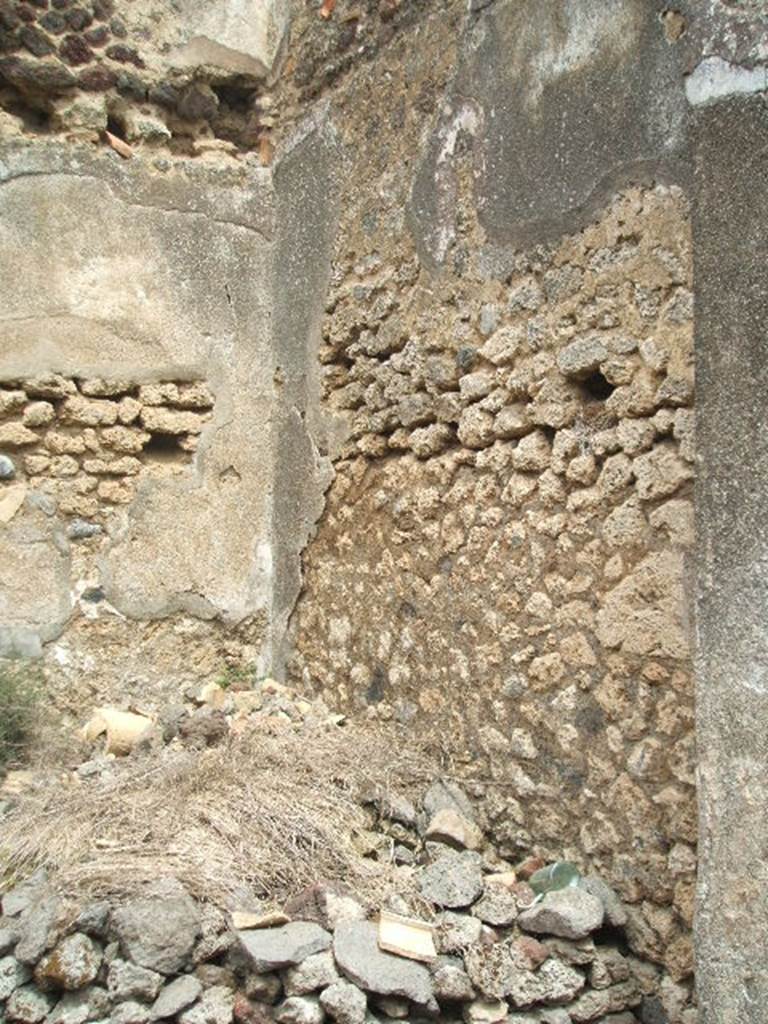 IX.5.18 Pompeii. May 2005. Room “r”, looking north-east in room on north side of corridor.