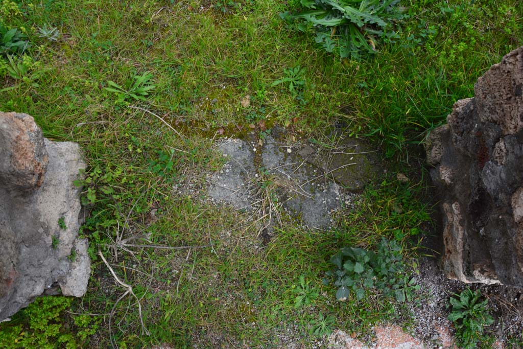 IX.5.18 Pompeii. March 2017. Room “p”, doorway threshold into room “l” (L).
Foto Christian Beck, ERC Grant 681269 DÉCOR.