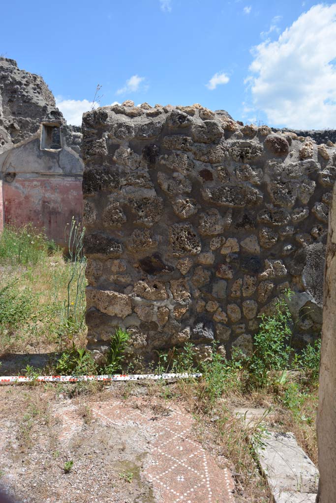 IX.5.18 Pompeii. May 2017.
Room p, looking towards east wall on south side of doorway to room l (L), on left, and doorway to corridor q, on right.
Foto Christian Beck, ERC Grant 681269 DÉCOR.